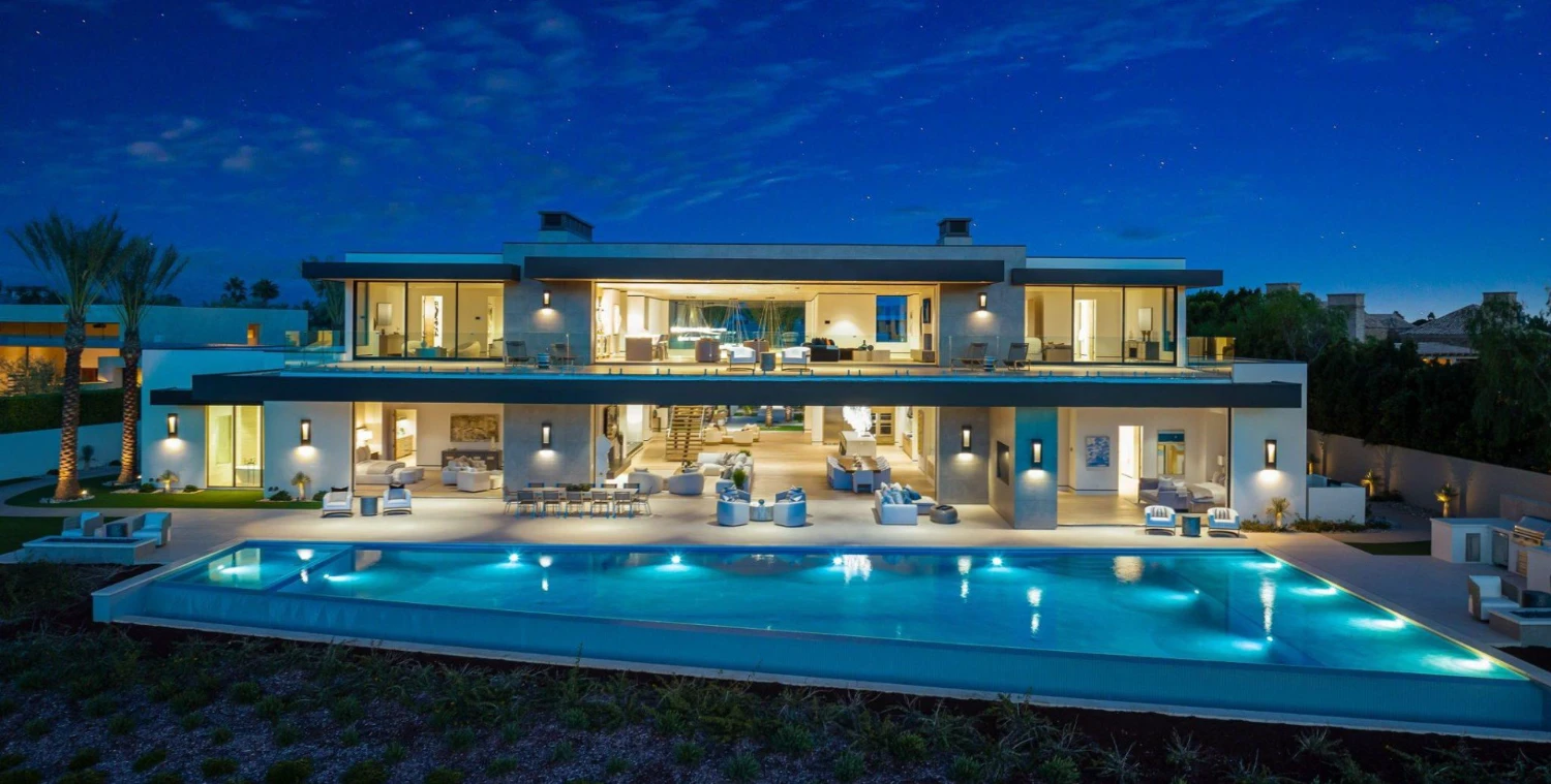 Modern luxury home at The Madison Club in La Quinta, California, featuring contemporary architecture, expansive indoor-outdoor living and a resort-style pool.